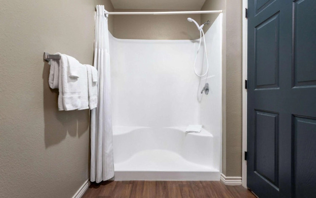 Eagle's Den Suites Kenedy a Travelodge by Wyndham