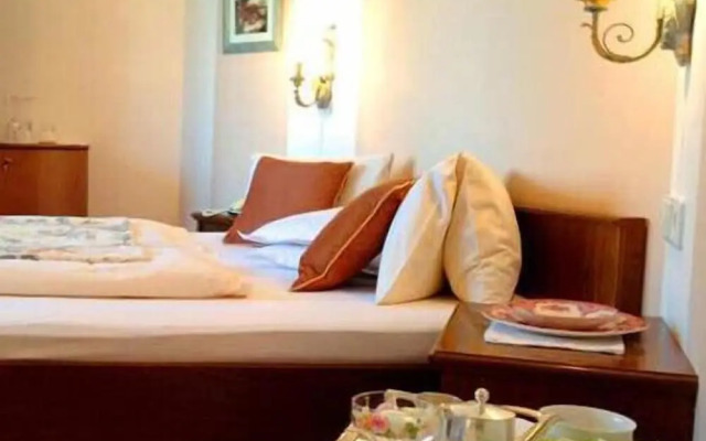 Dietrichsteinerhof Apartments & Rooms