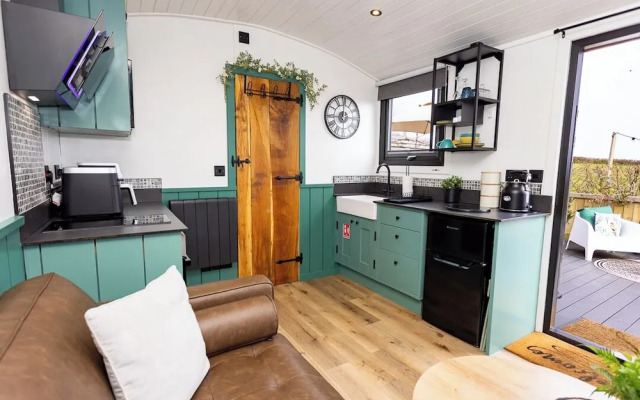 Willows Rest - 1 Bed Shepherd's Hut - Pentlepoir