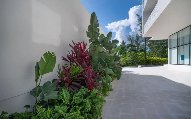 Spacious 1BR 1bth Apt w Rooftop Pool Near Beach