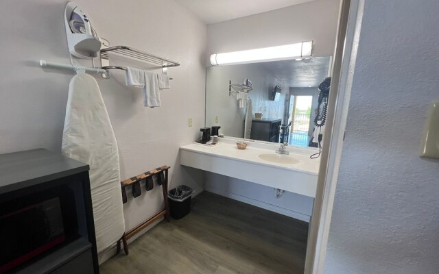 Country Hill Inn and Suites