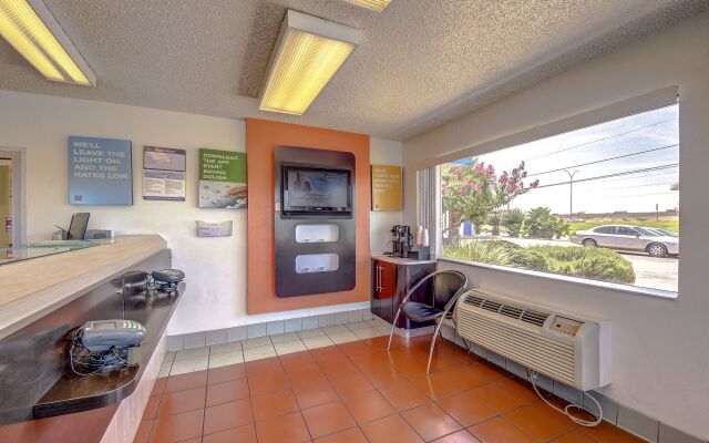 Studio 6 San Antonio, TX - Fort Sam Houston Area