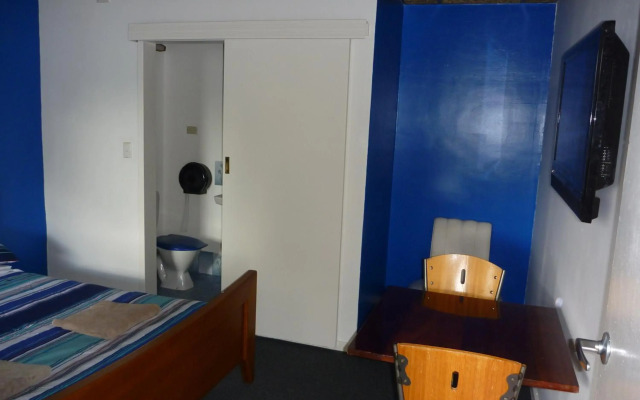 Adelaide Travellers Inn - Hostel