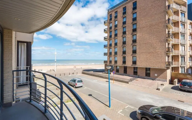 Apartment Near Seawall With sea View