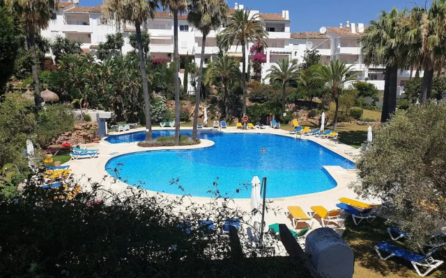 Apartmentsleeps4-pool-bbq-garden-ac