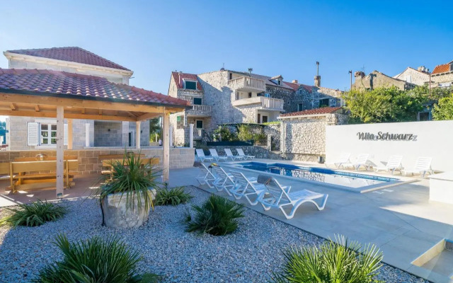 Residence & Pool Villa Schwarz Suites
