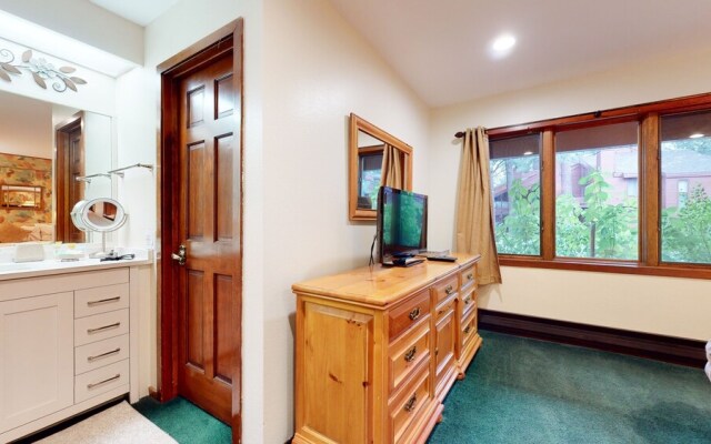 Winterset 12 Centrally Located, Cozy, Washer Dryer by RedAwning