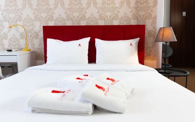 City Plaza Apartments & Rooms