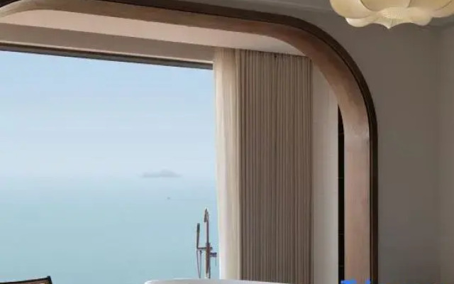 Sea under the eaves