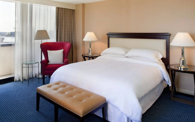 Sheraton Norfolk Waterside Hotel