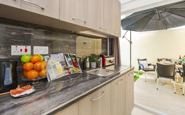 Summer Breeze Maisonette with Terrace by Getaways Malta