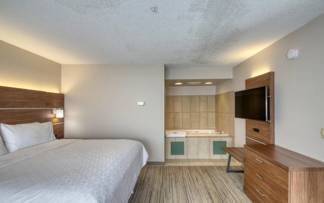 Holiday Inn Express Hotel & Suites Oshkosh by IHG