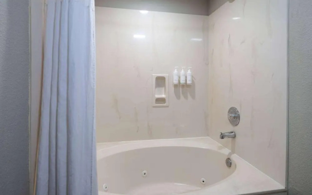 Days Inn & Suites By Wyndham Commerce