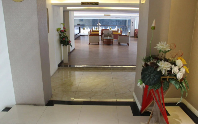 Sunny Holiday Hotel