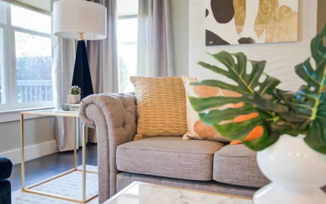 Massive 14 Bed/3.5ba Downtown Home by Domio