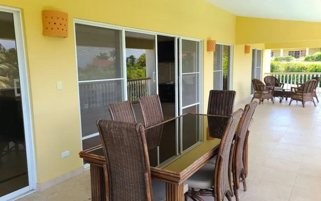Villa Hermosa a Spacious Villa Close to Downtown