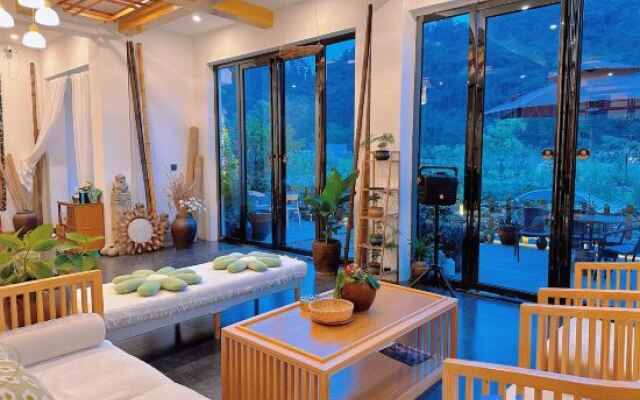 Fanjing Mountain Bamboo Creek Language Guesthouse