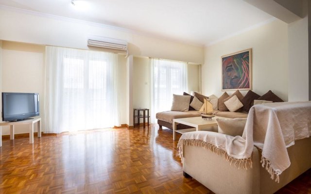 Classy Apartment With 2 Bedrooms In Petralona