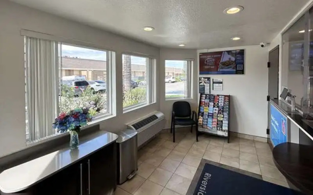 Studio 6 Suites - Riverside, Ca