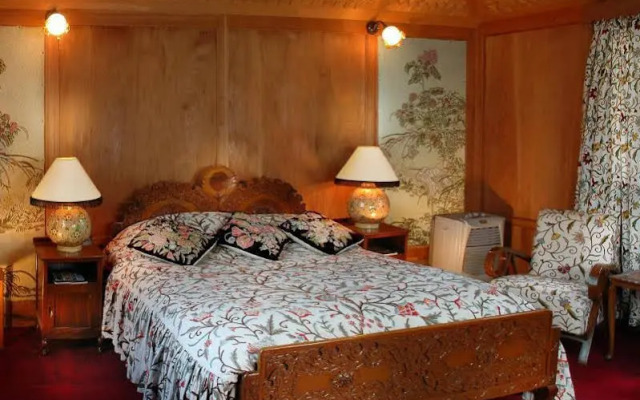 WelcomHeritage Gurkha Houseboats