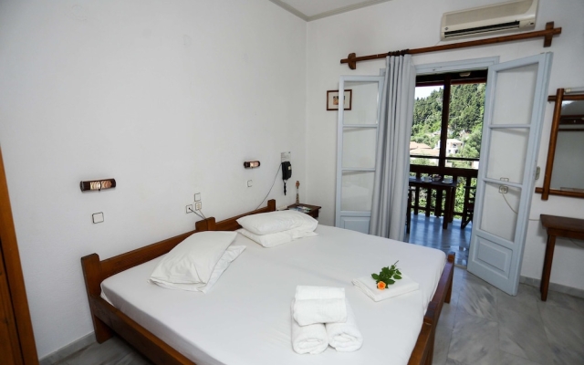 Bastas Hotel & Studios