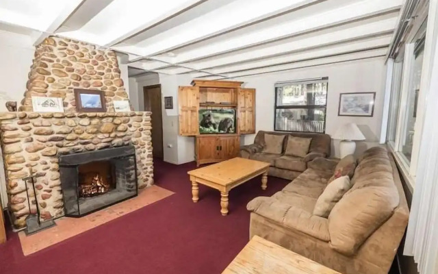 3195 Pasadena Avenue 6 Bedroom Home by RedAwning