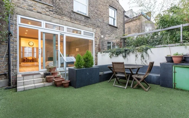 Beautiful 4 Bedroom London Riverside House