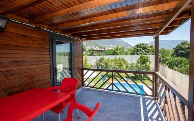 Villa With Pool Jacuzzi and Backyard in Inlice