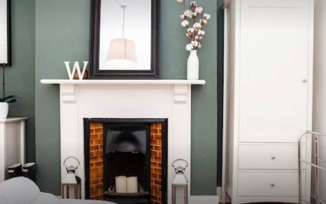 Stylish Newly Refurbished 2 Bedroom Flat With Terrace