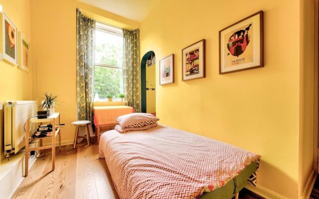 Bright and Airy Apartment in Canonmills
