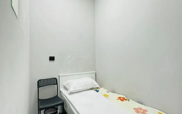 Center Capsule Hotel