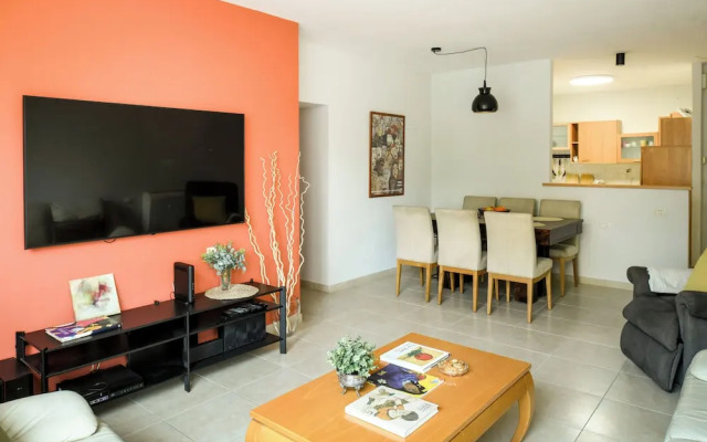 Homey Sea-Side Apartment by Sea N' Rent