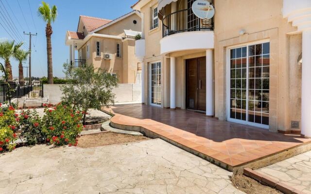 4 Bedroom Villa With Private Pool Near Beach