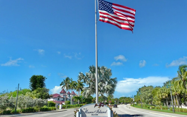 Charming Beachfront Condo With Pool, spa and Views
