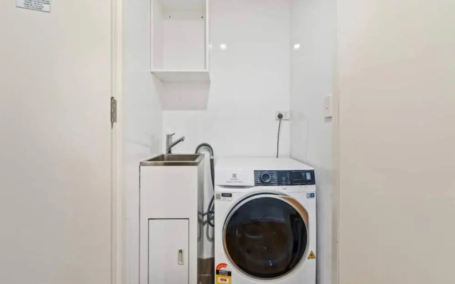 Central Stylish 1 Bedroom With Balcony and Air-con