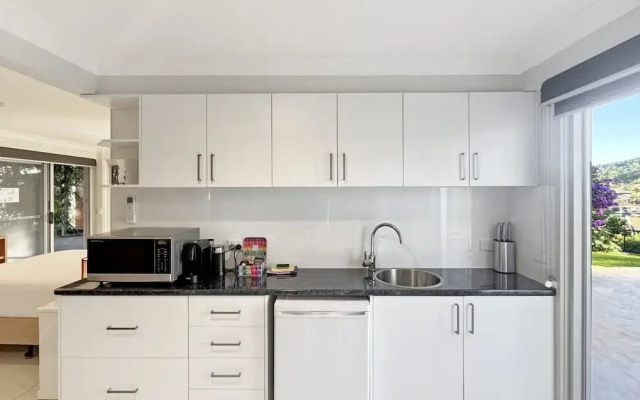 Spacious Beach Studio With Alfresco Dining