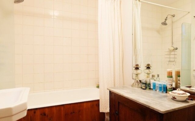 Lovely & Central Garden Flat in Victoria