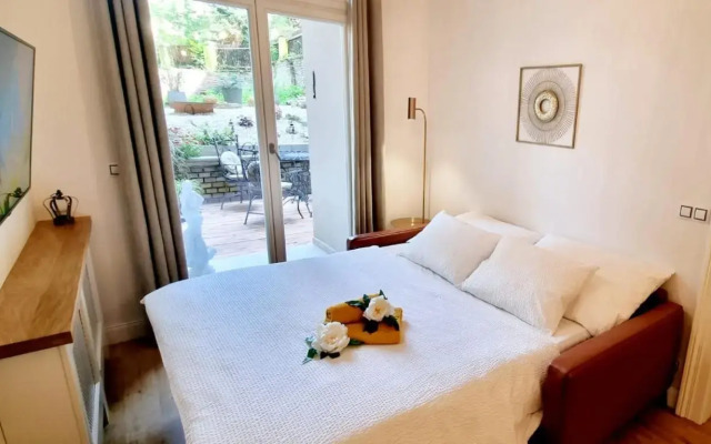 Amazing flat with garden, Vinohrady near center