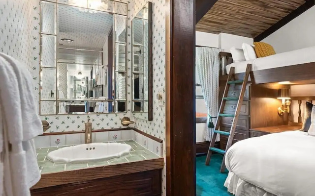 3 BR Penthouse w Hot-tub -mountain Views