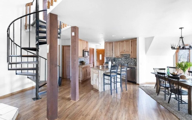 Travertine Ave in Big Bear Lake