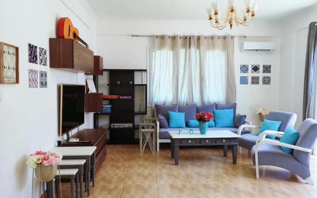 Coral Bay Villa .5 bedrooms.1 minute walk to the beach
