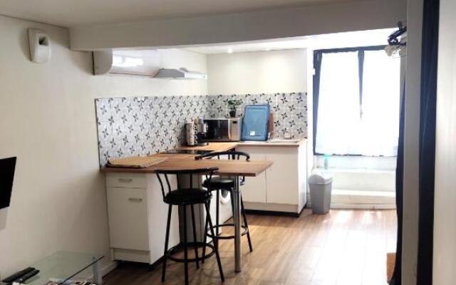 SUPERBE Studio avec coin nuit TOUT EQUIPE !