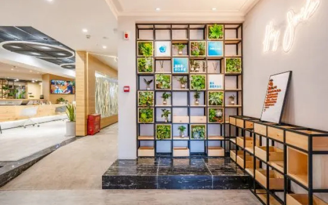 Smiley's Long Time No See Hostel (Chongqing Crown Grand Escalator Lianglukou Metro Station Branch） – Hotel Rooms – Chongqing
