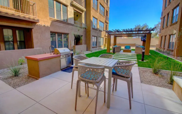 Rooftop Pool-Close 2 Shops-Dining-C4419