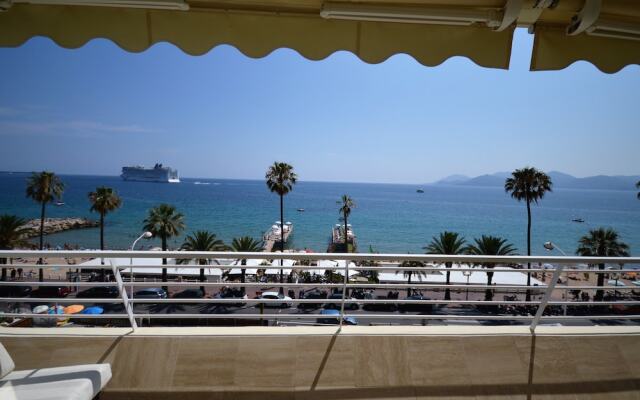 Wonderful seafront Apartment - 3-bedroom