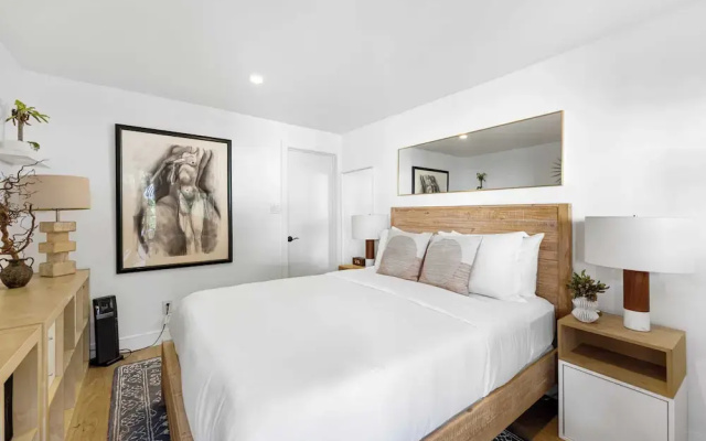 Chic LA Hideaway w/ Soaking Tub, Firepit Lounge & Tranquil Backyard