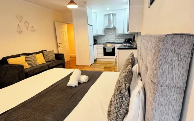 Heathrow Stay 5 Mins to the Terminals