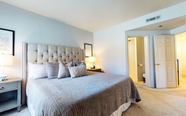 Silver Bear 21 Updated, Light and Bright, Walk to Canyon Lodge and Gondola by RedAwning