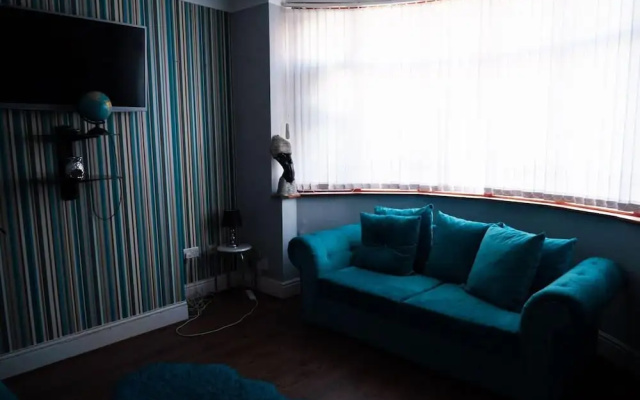 Captivating 3-bed House in Birmingham