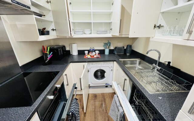 1-bed Apartment in Ealing, 3 Mins From Station